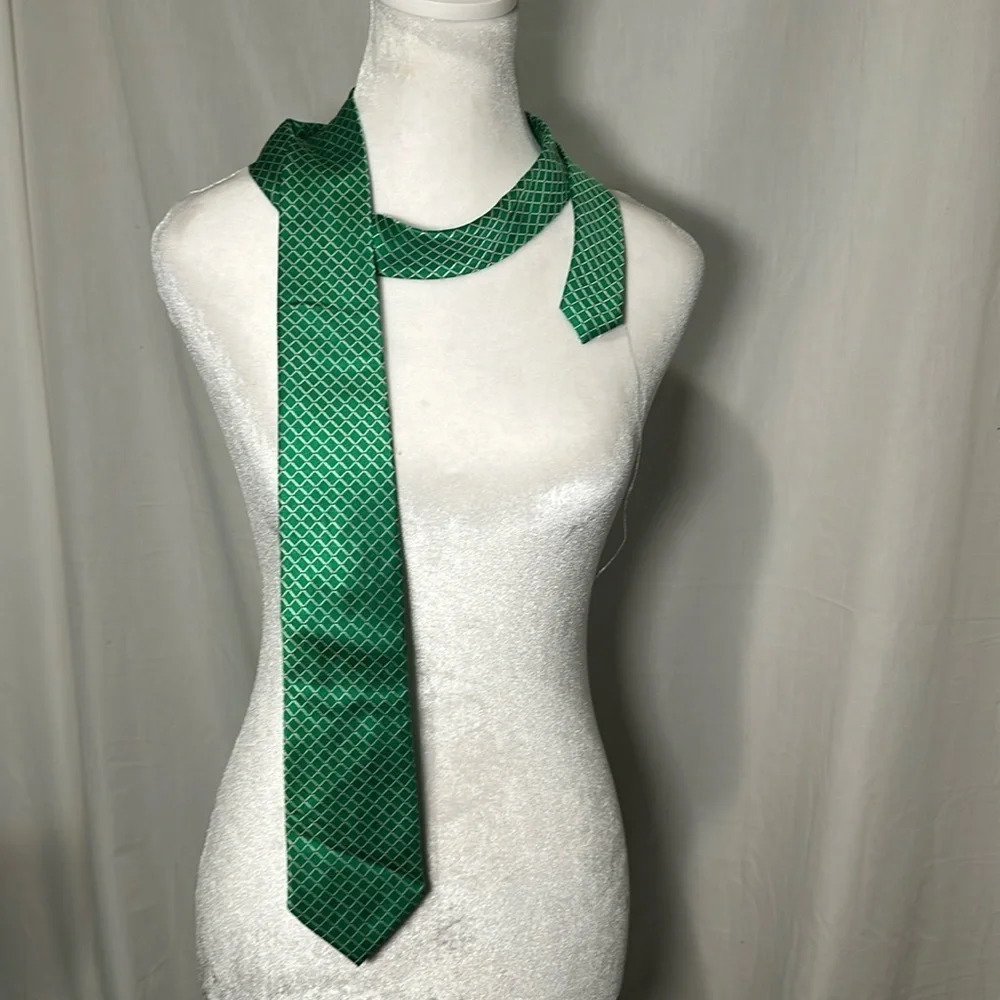 green & silver diamond 100% silk IZOD tie